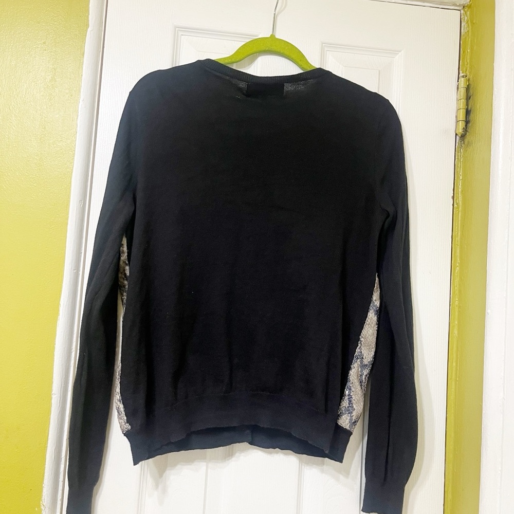 Jones New York Stylish Animal Print Sweater in good condition.